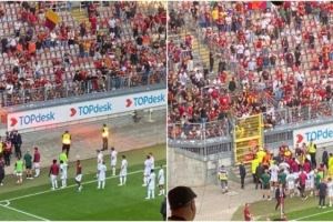 罗体：罗马热身赛一名球迷从看台跌落摔伤，罗马球员们紧张守护