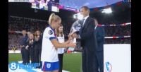 王座仍属三狮👑英格兰女足队长威廉姆森捧起欧洲杯冠军奖杯