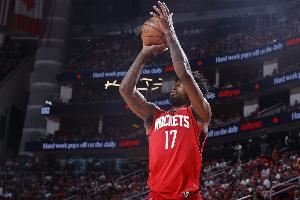 🔥Heave！伊森首节半场超远压哨三分一发入魂！