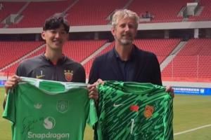 追星成功🤩颜骏凌和偶像范德萨交换球衣，范德萨获赠国足门将服